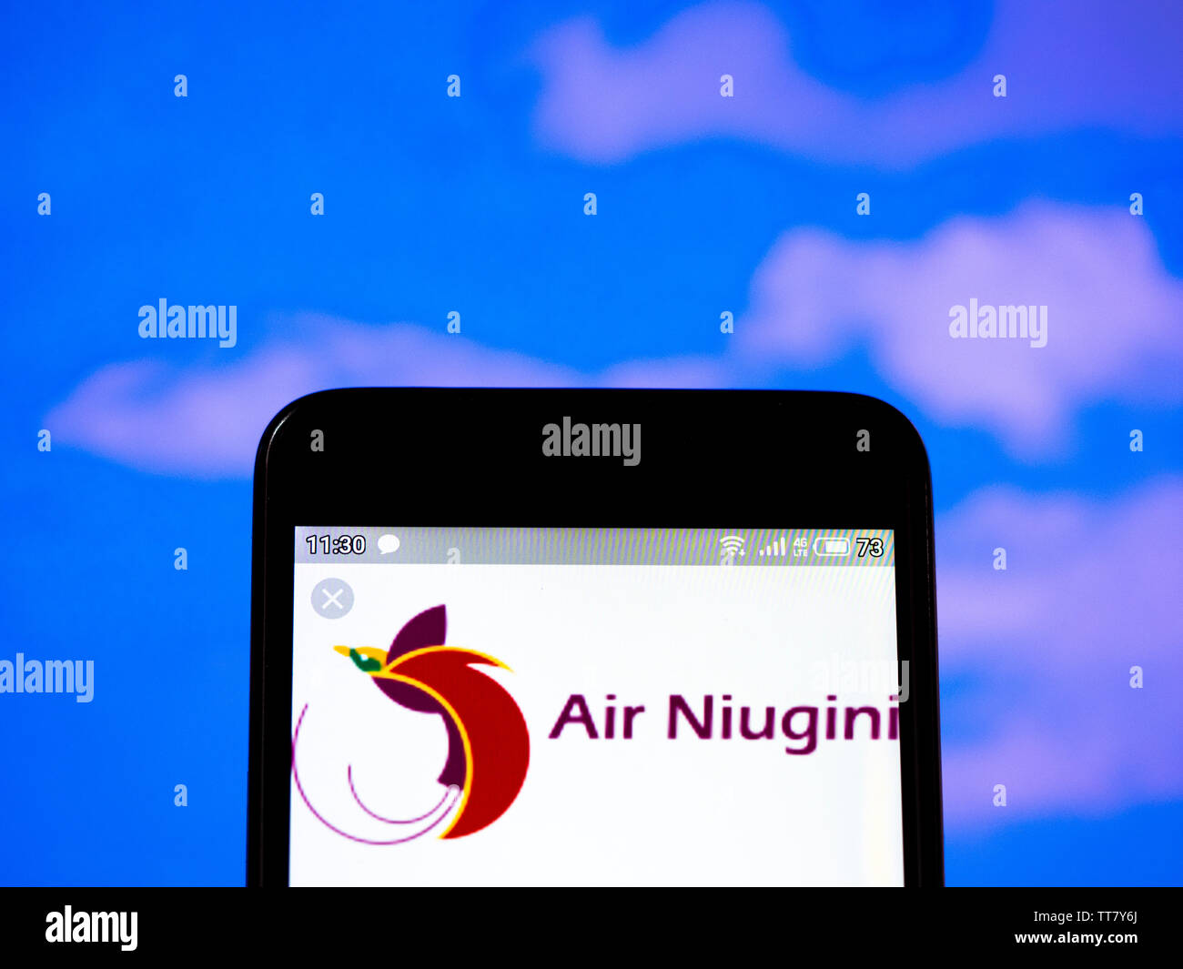 Sur cette photo, l'illustration du logo d'Air Niugini est vu affichée sur un smartphone Banque D'Images