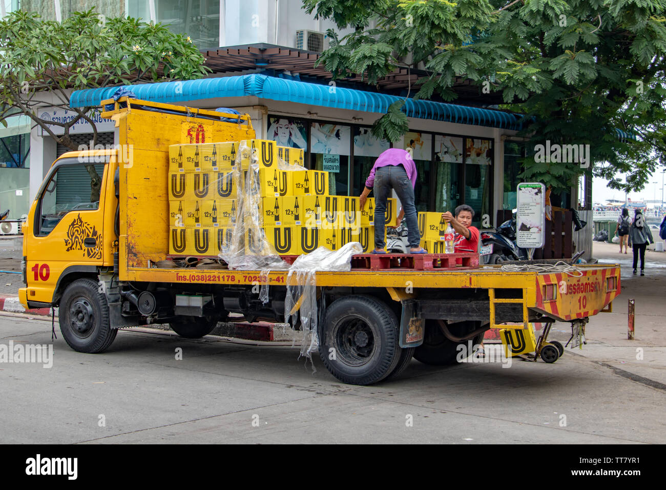 PATTAYA, THAÏLANDE, Apr 29 2018, des camions de livraison de bière dans la rue, Pattaya Banque D'Images