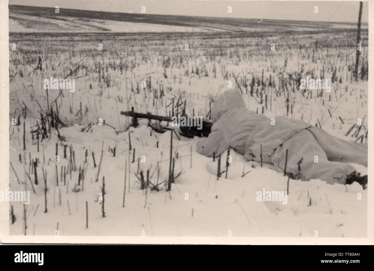 Soldat allemand dans la neige Camouflage avec Light MG sur le front russe 1942 Banque D'Images