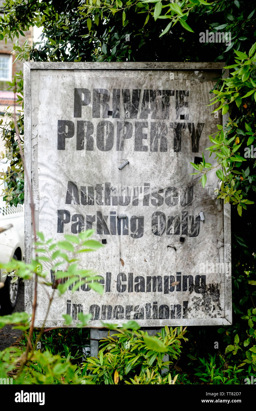 Propriété privée Careworn signe, parking autorisé seulement à l'opération de serrage des roues ; Banque D'Images