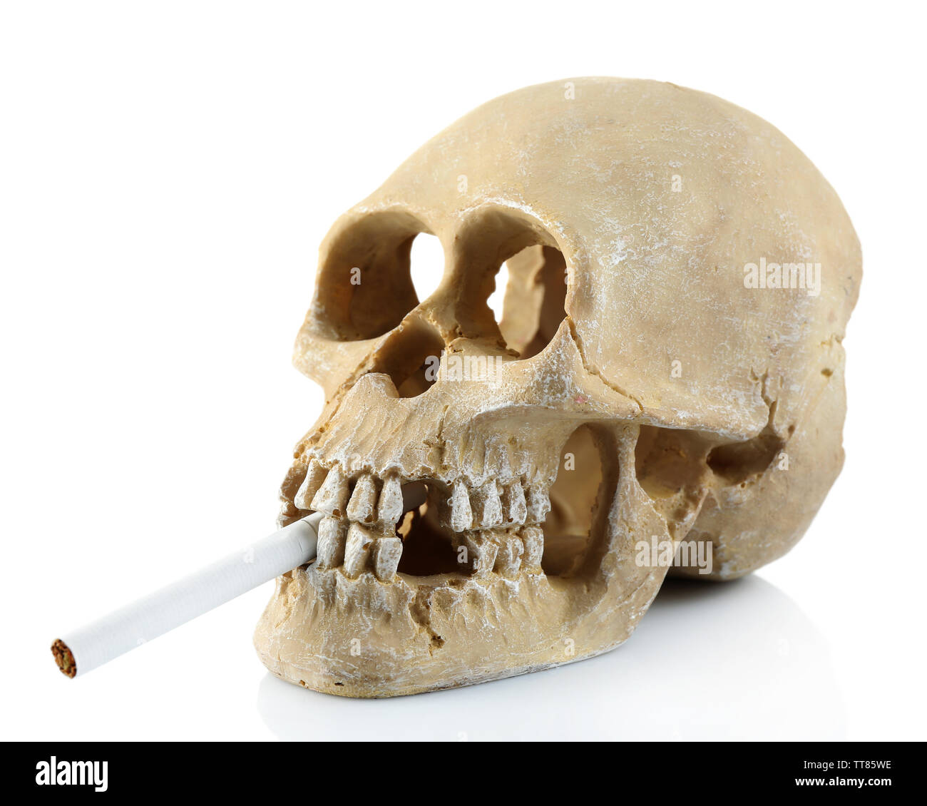 Les fumeurs de cigarettes avec scull dans sa bouche, isolated on white Banque D'Images