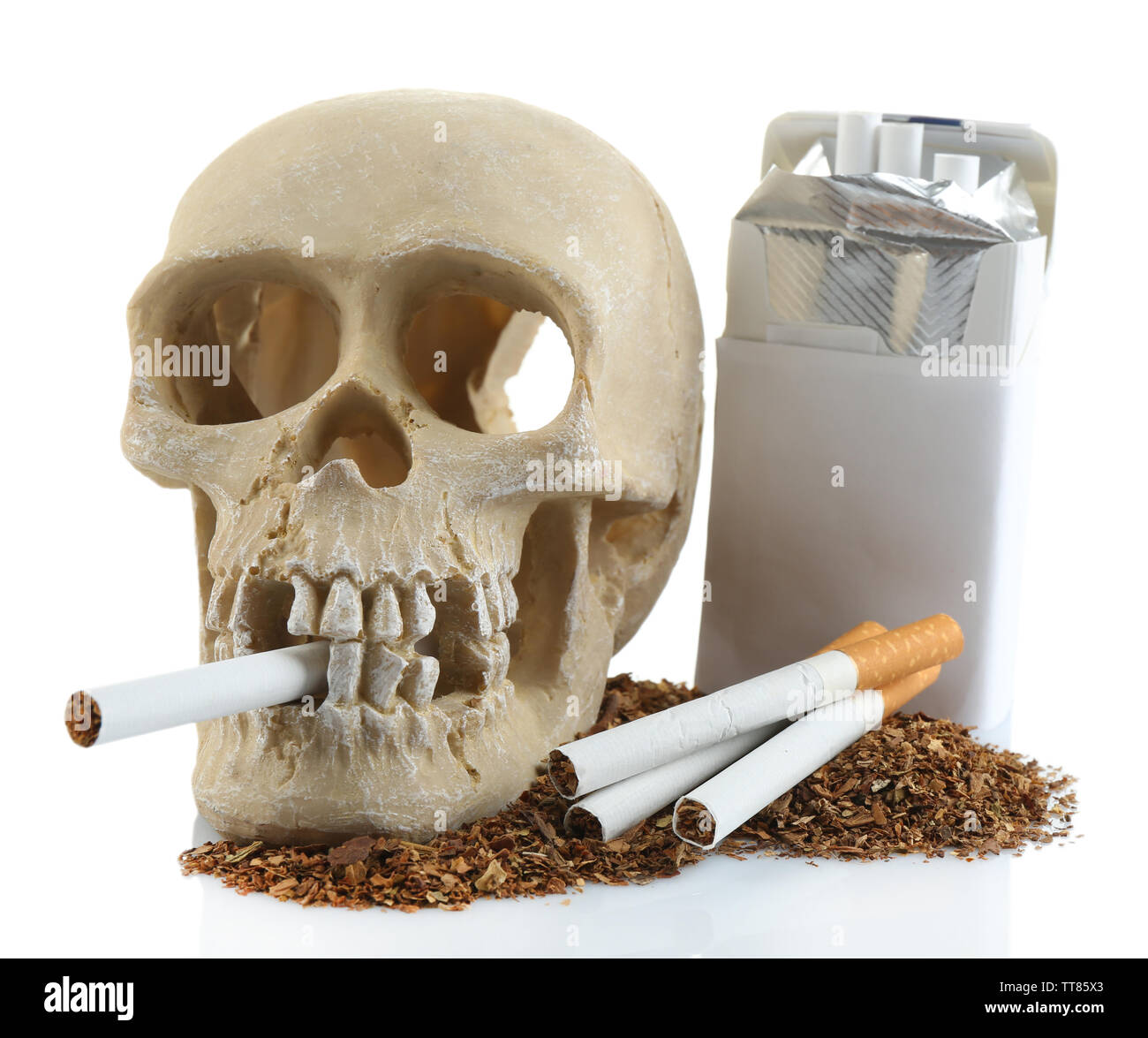 Les fumeurs de cigarettes avec scull dans sa bouche, isolated on white Banque D'Images