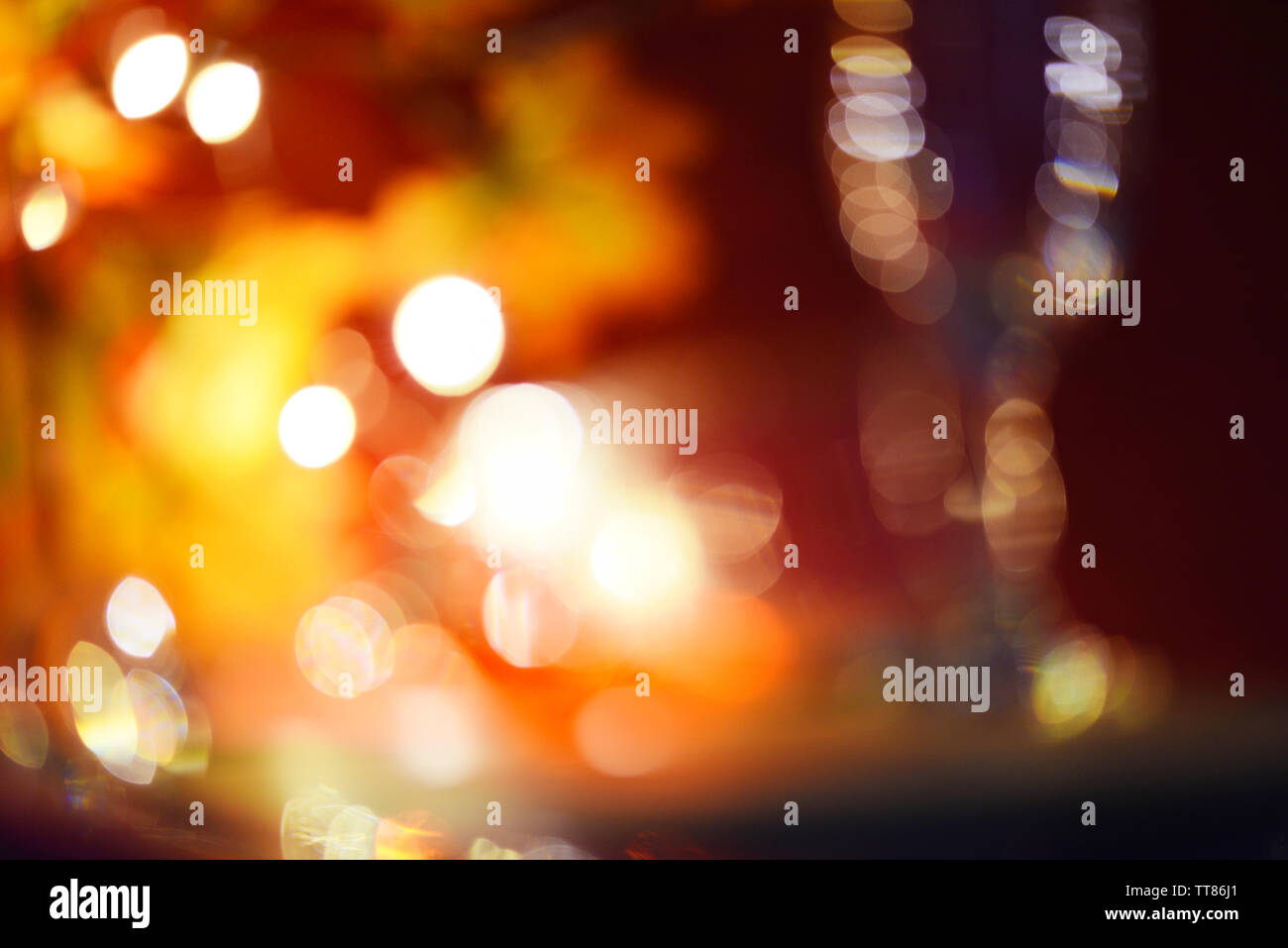 Arrière-plan flou flou abstrait avec la lumière orange et rouge la nuit Banque D'Images