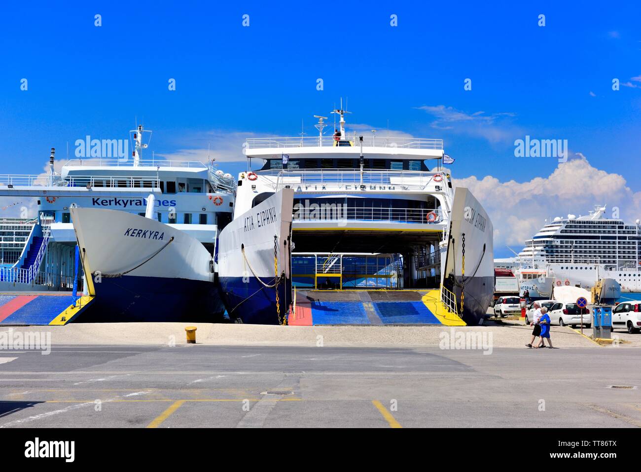 Nouveau port de Corfou,car-ferries en attendant de charger, Kerkyra, îles Ioniennes, Grèce Banque D'Images