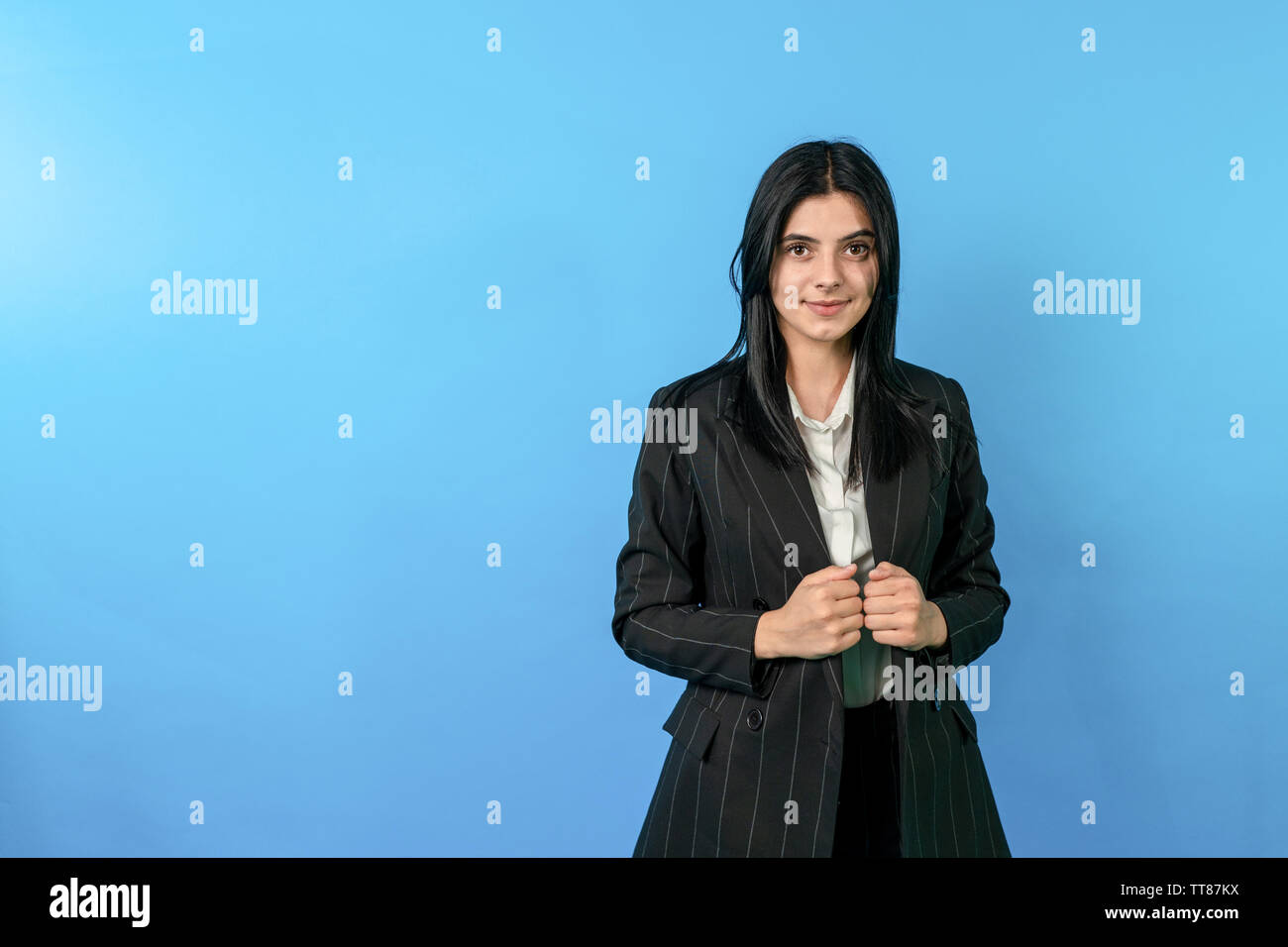 Heureux succès femme regarder caméra et sourire. Femme d'affaires heureux plan moyen. Banque D'Images