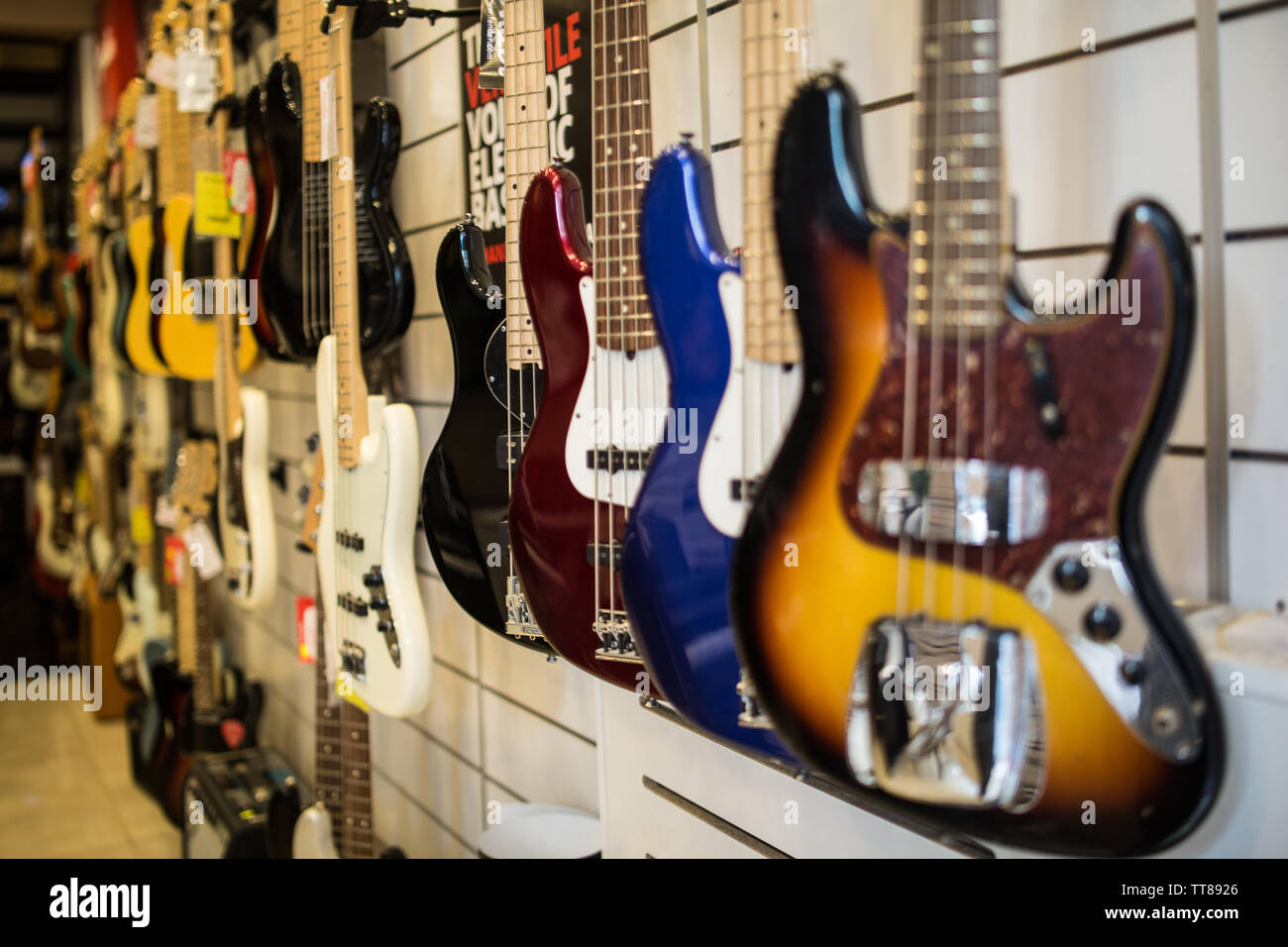 Guitares Basses accroché au mur du magasin de musique vente Photo Stock -  Alamy