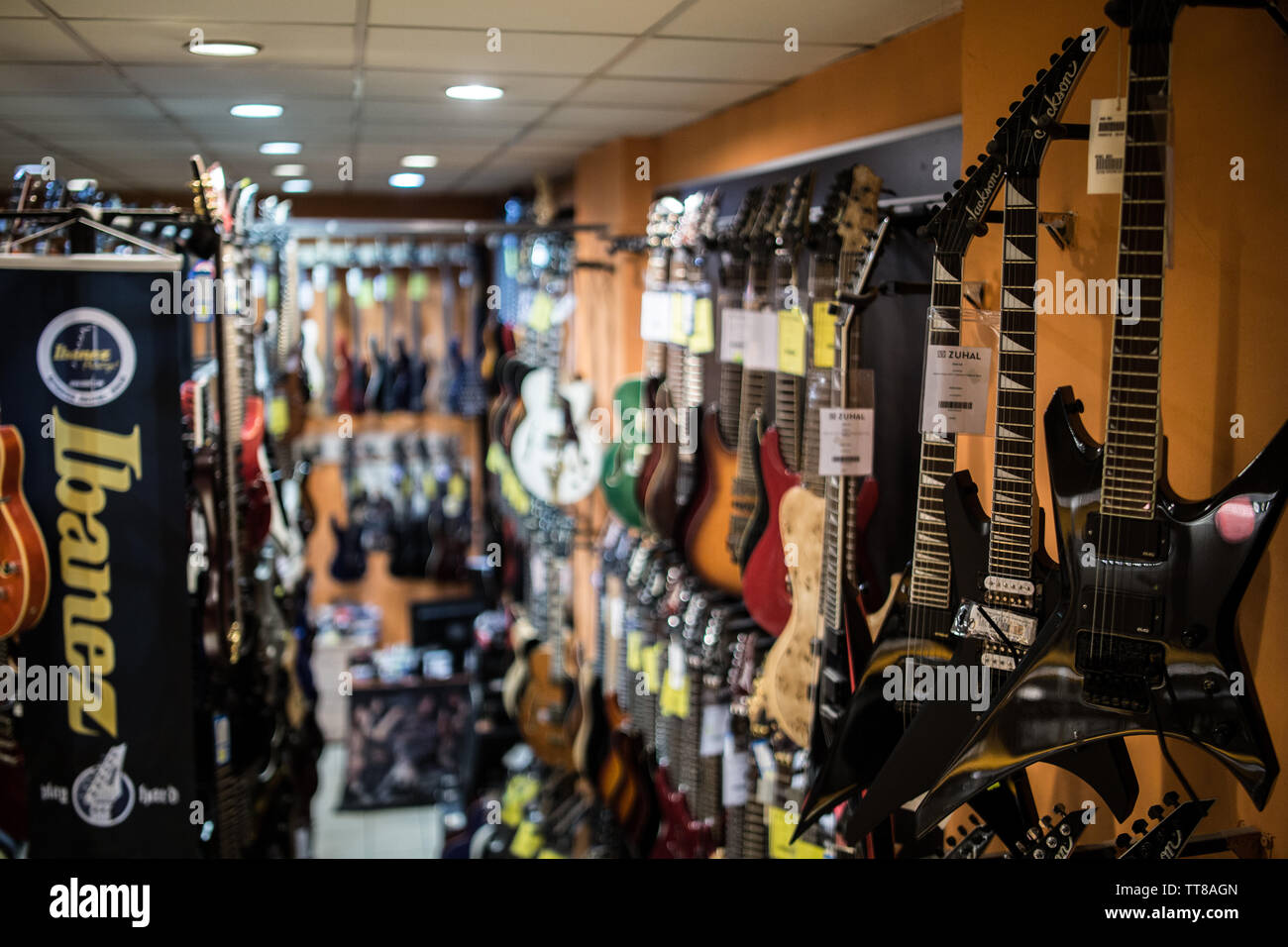 Beaucoup de guitares électriques en vente chez music store guitaristes ciel Banque D'Images