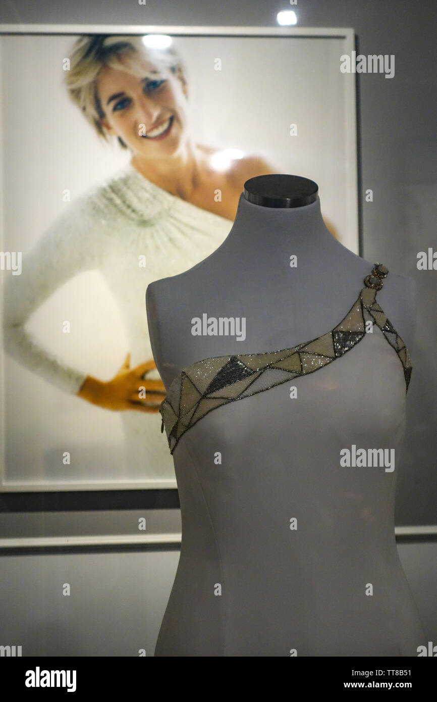 Lima, Pérou - Nov 18, 2018 : la robe de Lady Diana sur l'affichage à Mario Testino 4400 Gallery Banque D'Images