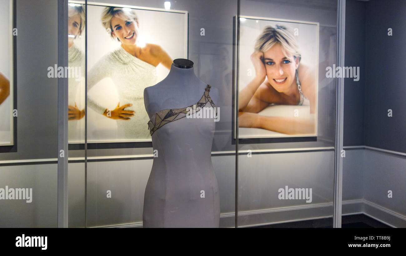 Lima, Pérou - Nov 18, 2018 : la robe de Lady Diana sur l'affichage à Mario Testino 4400 Gallery Banque D'Images