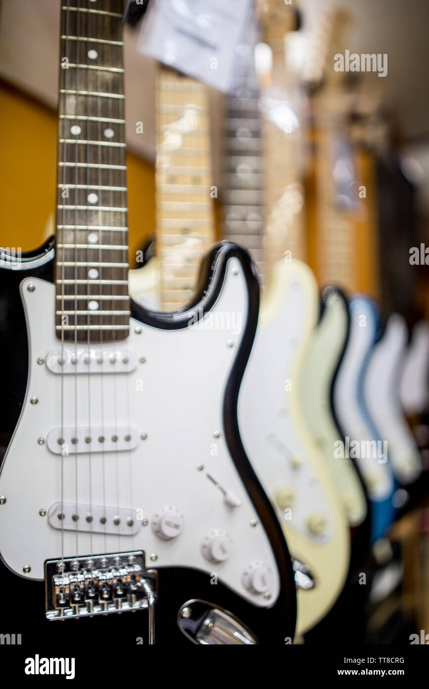 Guitare électrique avec micros simple accroché au mur Banque D'Images