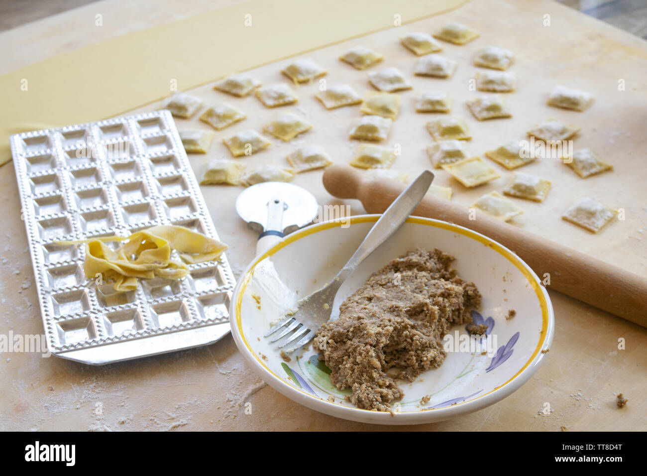 Les ingrédients et outils nécessaires pour préparer les raviolis farcis à la maison Banque D'Images