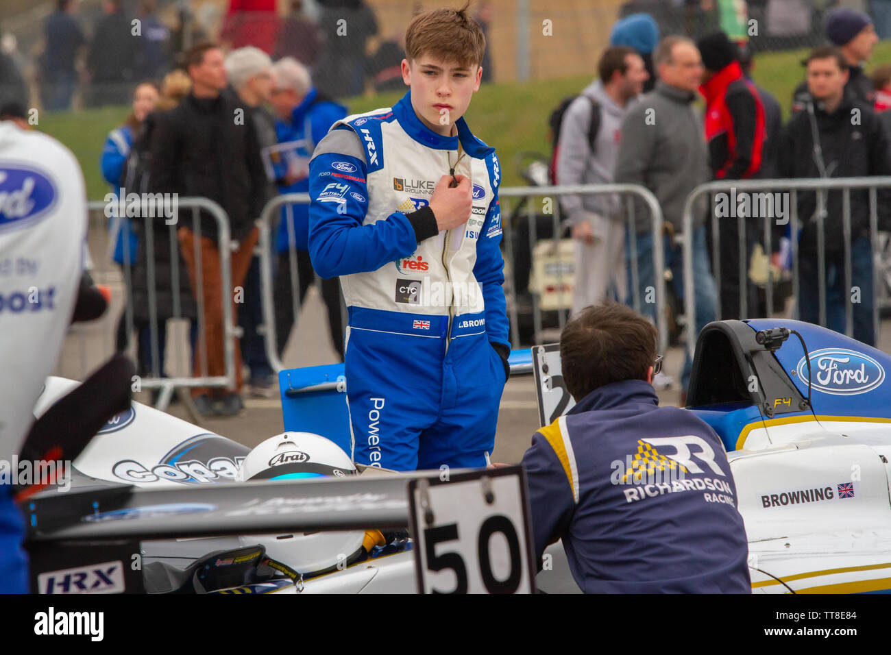 Luc Browning, pilote automobile britannique. La formule 4 paddock, après les qualifications à Brands Hatch Banque D'Images