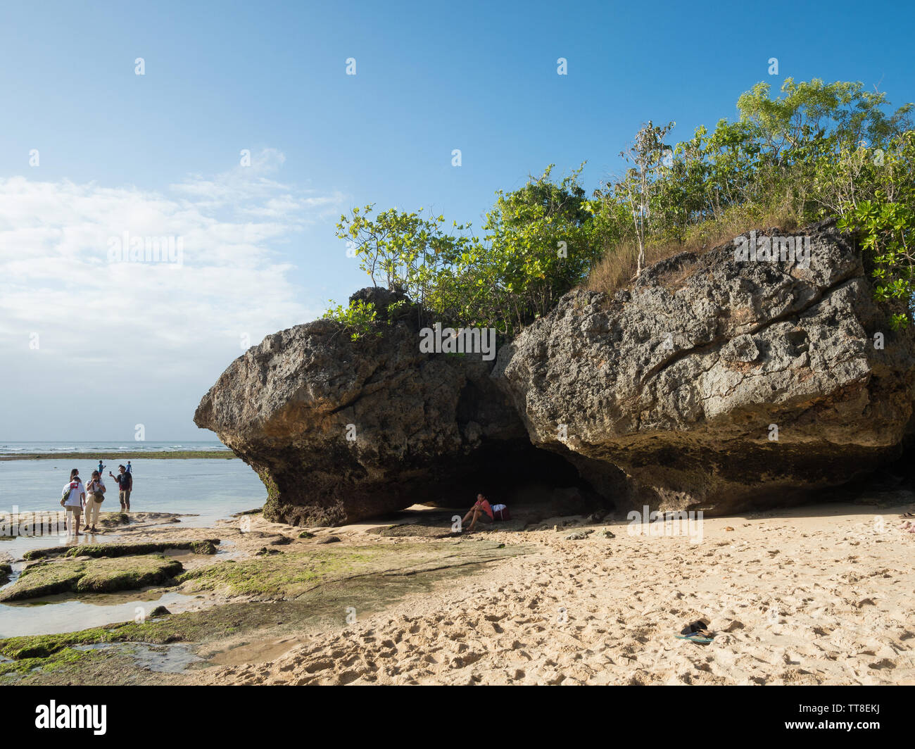 Les gens apprécient le paysage naturel de la plage de Padang Padang sur une journée chaude et ensoleillée à Bali, Indonésie. Banque D'Images