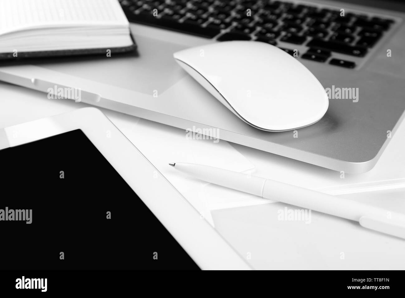 Travail de bureau avec ordinateur portable et tablette close up Banque D'Images