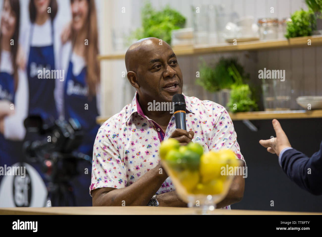 Ainsley Harriott est aussi interviewé sur la BBC Good Food Show scène et divertissant la foule. Banque D'Images