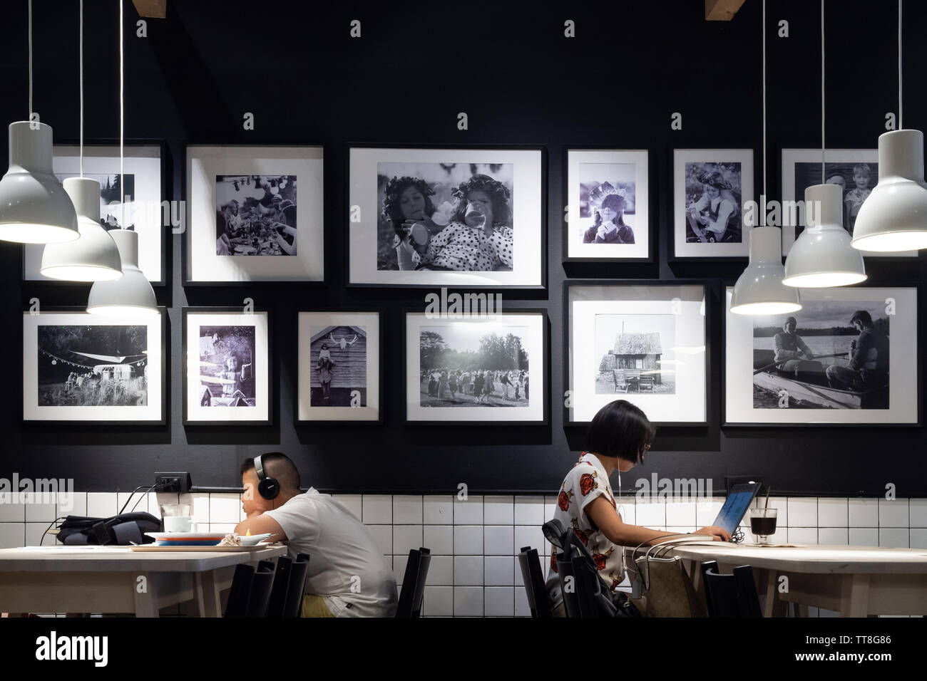 Bangkok, Thaïlande - Mai 9, 2016 : girl learning et faire leurs devoirs sur ordinateur portable et d'un garçon est relaxant et écoute la musique au centre commercial IKEA comme Banque D'Images