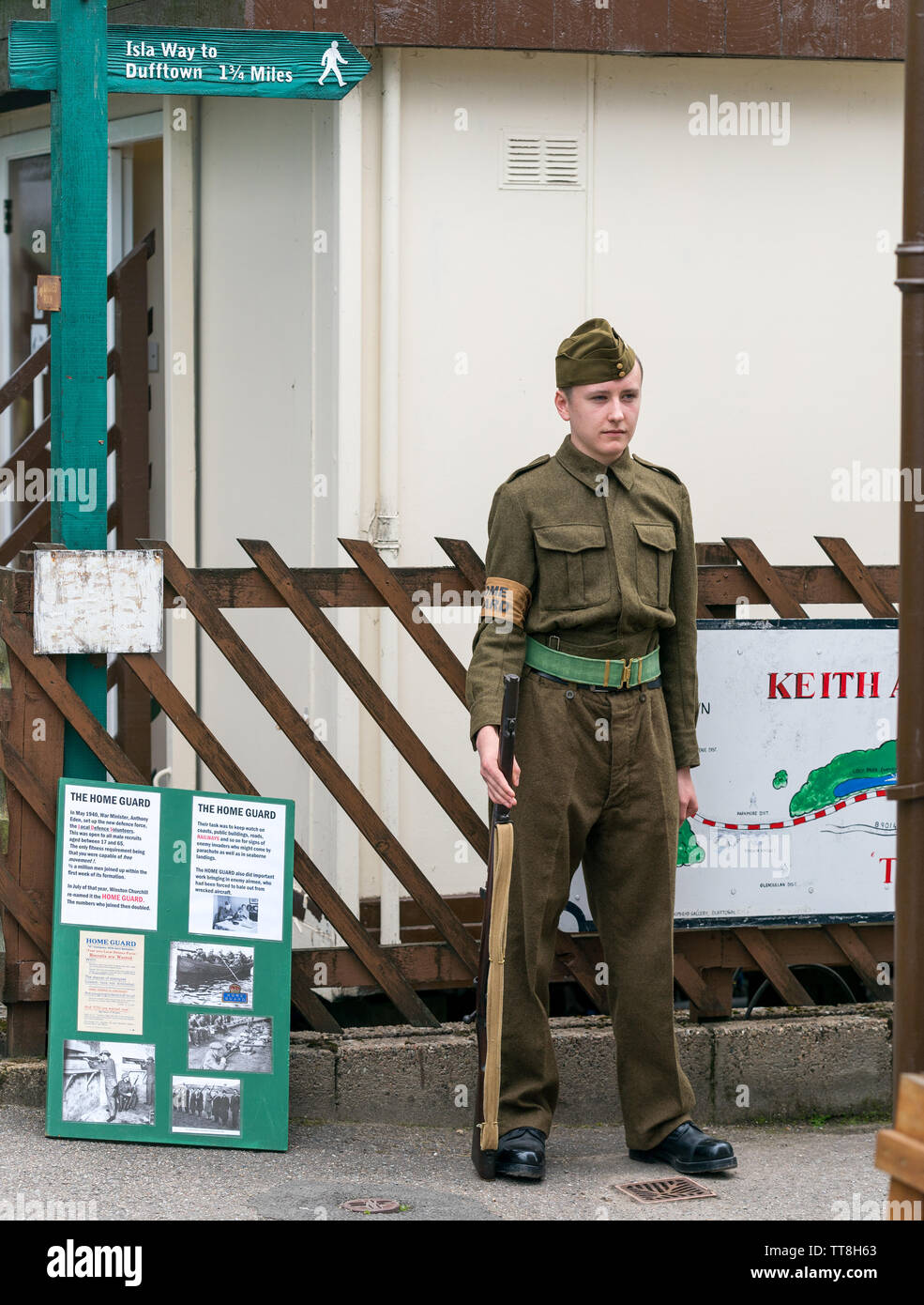 La gare de Dufftown, Moray, UK. 15 Juin, 2019. UK. C'est une scène de la WW11 1940 week-end à la station avec parties vêtus de vêtements à partir de cette époque, y compris les Forces armées. Credit : JASPERIMAGE/Alamy Live News Banque D'Images