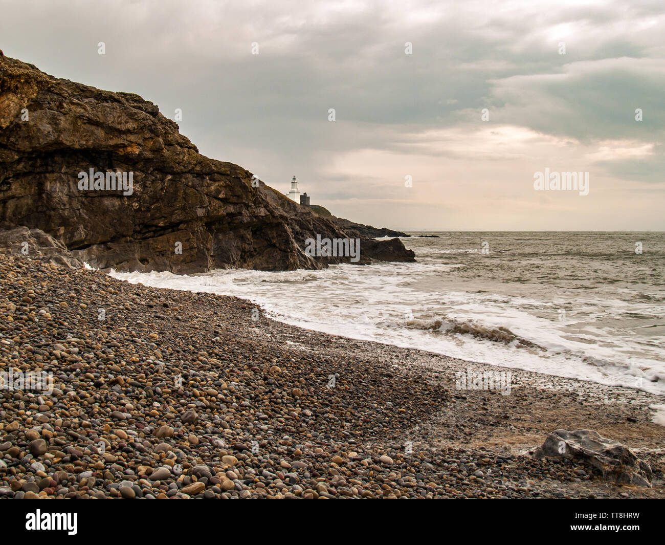 Mumbles Phare sur Mumbles Head comme vu de la plage de la baie de bracelet avec la mer en arrière-plan. Gower, Swansea, Pays de Galles, Royaume-Uni. Banque D'Images