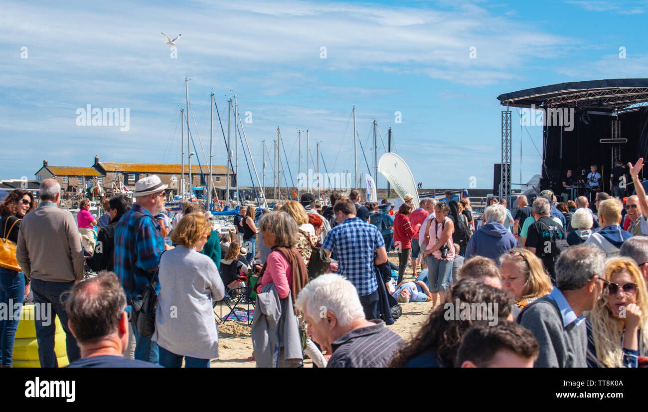 Lyme Regis, dans le Dorset, UK. 15 Juin, 2019. Météo France : la foule des musiciens et visiteurs affluent à la plage Profitez d'un après-midi de la musique comme les guitares annuel sur l'événement sur la plage est en cours sur la plage de Lyme Regis sur un glorieux après-midi de soleil et un ciel bleu lumineux. La foule est la star du spectacle comme guitaristes de tous âges et de se réunir sur la plage effectuer ensemble en tant que 'Britain's plus gros groupe'. Les gens apprécient l'atmosphère avant d'effectuer le festival cette année, le morceau choisi "sur la plage". Credit : Celia McMahon/Alamy Live News Banque D'Images