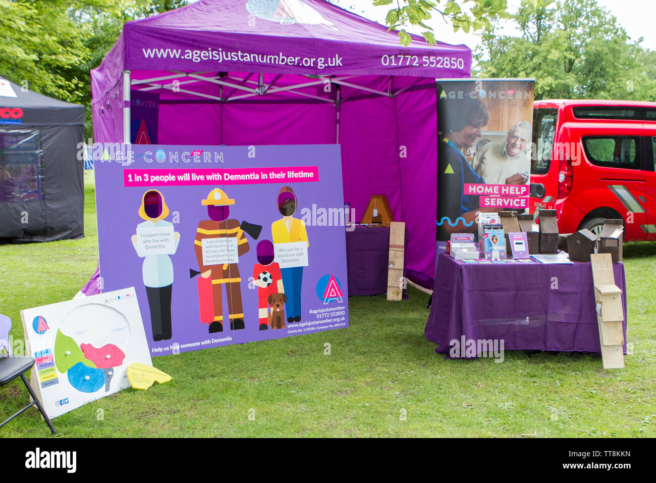 Age concern campagne de sensibilisation promotion stand à la Leyland Park Festival, Leyland, Lancashire, UK Banque D'Images