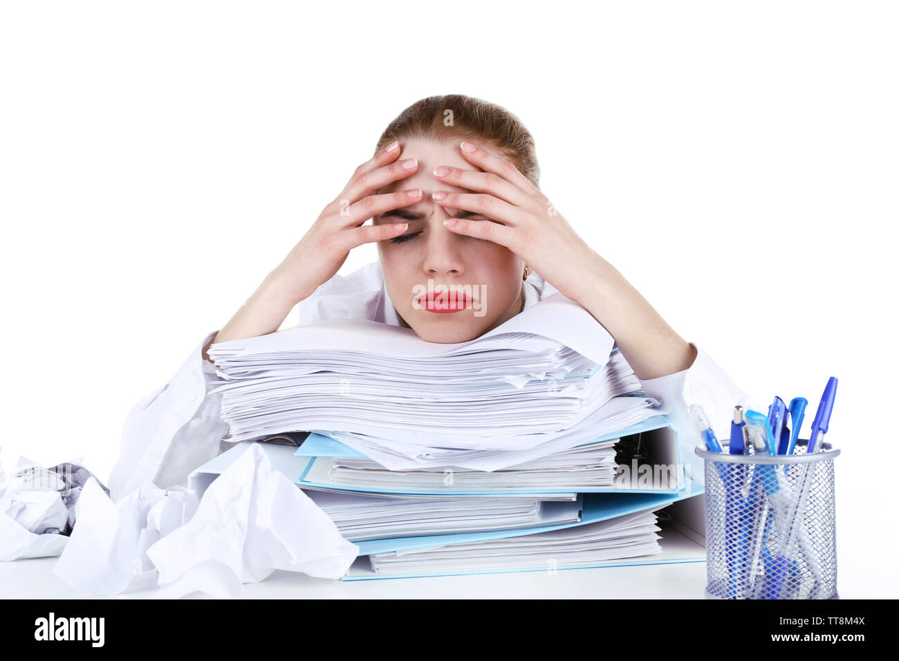 Femme fatiguée à son travail avec des documents isolated on white Banque D'Images