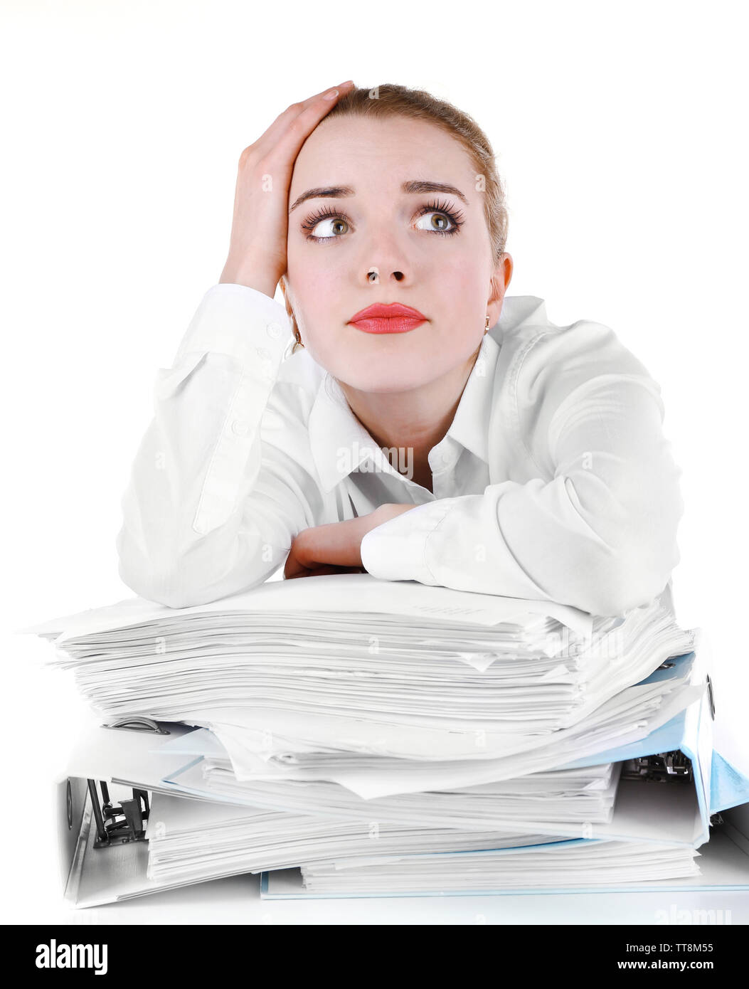 Femme fatiguée à son travail avec des documents isolated on white Banque D'Images