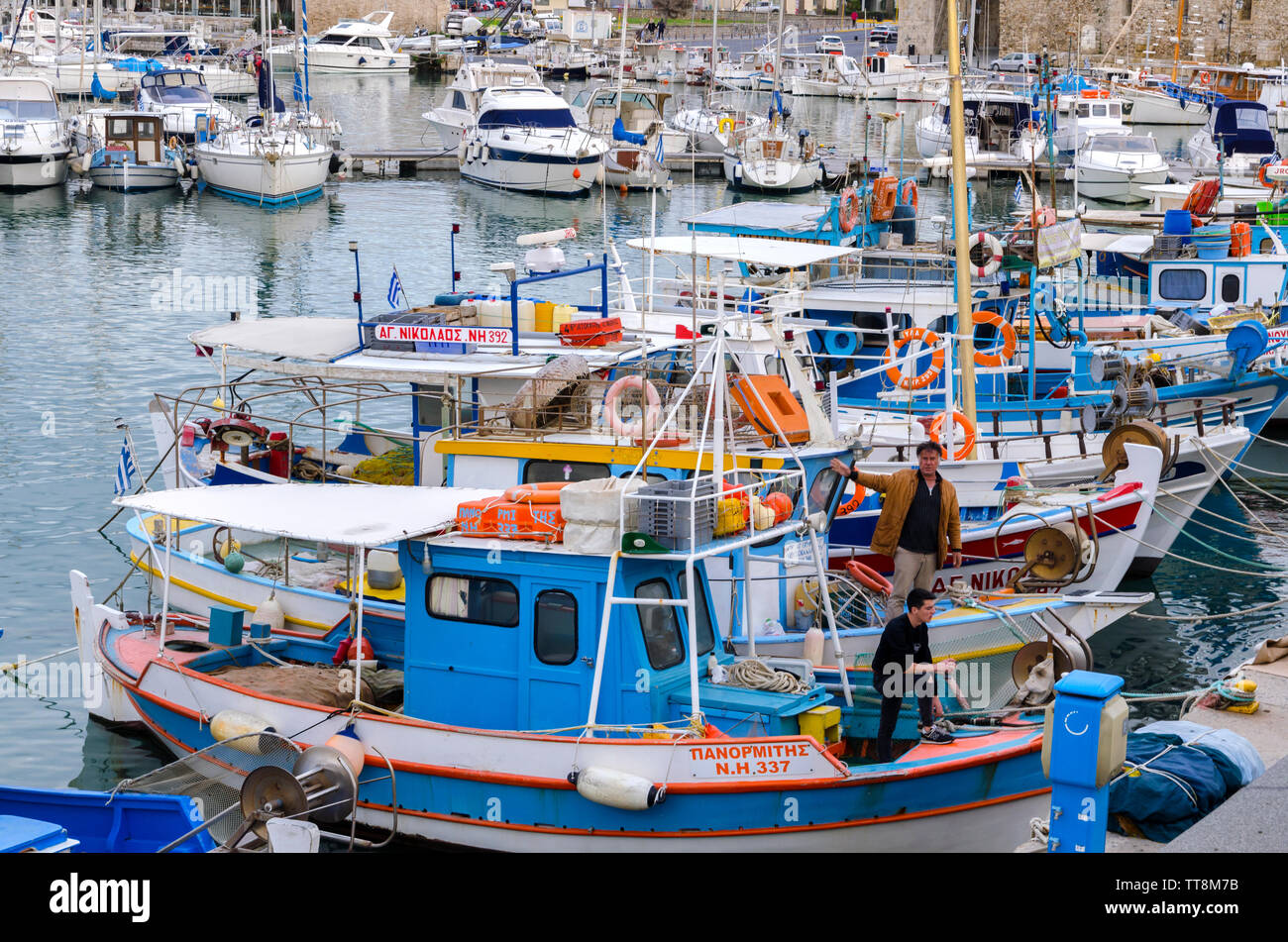 Héraklion, Crète / Grèce. Les bateaux de pêche traditionnels colorés amarrés dans le vieux port vénitien de la ville d''Héraklion. Les pêcheurs sur leurs bateaux Banque D'Images