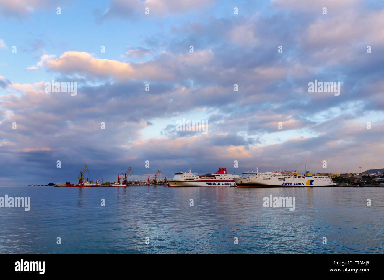Héraklion, Crète / Grèce. De soleil colorés sur le port d'Héraklion. Deux bateaux ferry amarré à la jetée (Peiraeus - route d'Héraklion) Banque D'Images