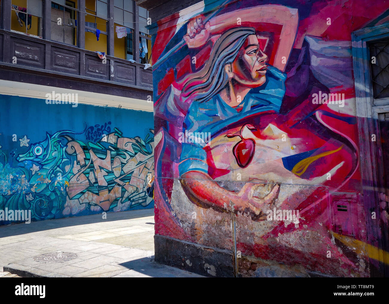 Art urbain murales dans les rues autour de monument de Callao, Lima, Pérou Banque D'Images