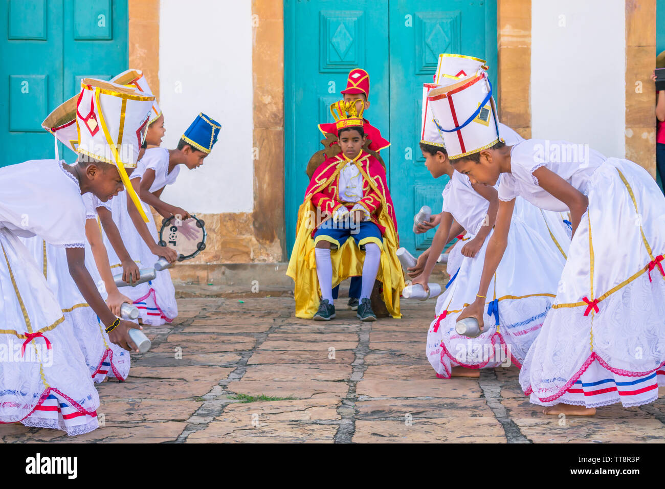 Conguinhos de Oeiras, groupe d'enfants reproduisant les Congadas, une manifestation culturelle brésilienne d'Africains, Portugais et Espagnol d'origine (Oeir Banque D'Images