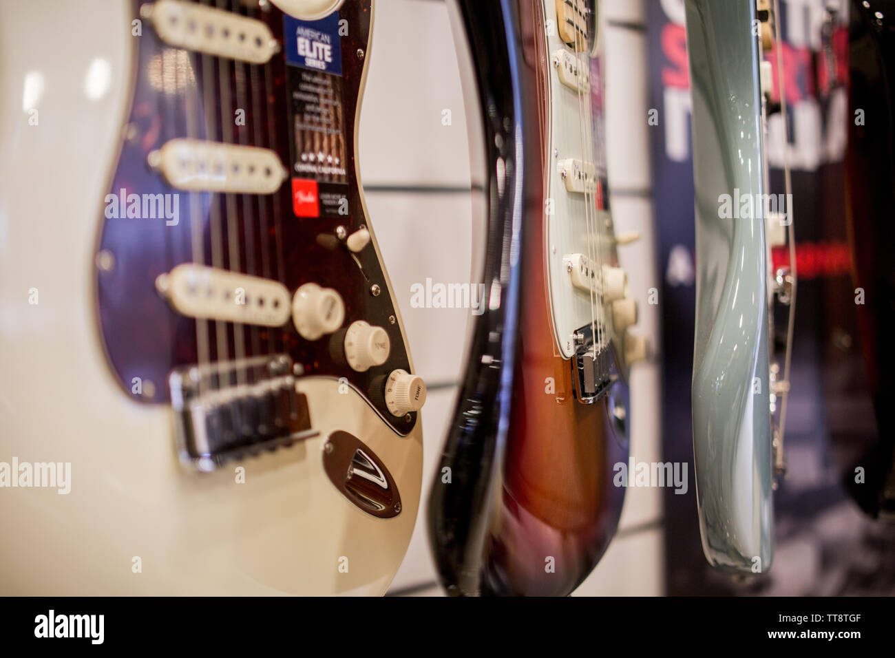 Guitare électrique strats accrocher sur le mur pour la vente au magasin de  musique Photo Stock - Alamy