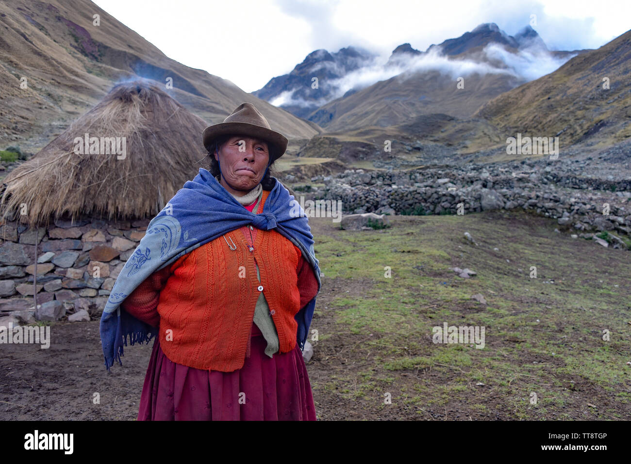 Cusco, Pérou - Oct 28, 2018 : une fierté dame andine se tient juste en face de son bâtiment de ferme dans la vallée Quesqe à distance Banque D'Images