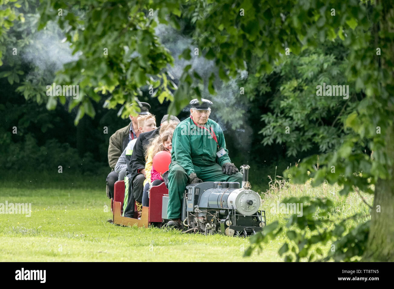 Un trajet miniature en train à vapeur transportant des passagers dans le parc Leyland, Lancashire, Royaume-Uni Banque D'Images