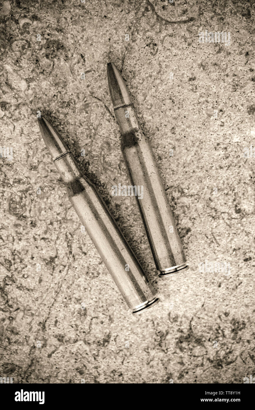 Deux cartouches de fusil à percussion centrale .270 Winchester à nez avec des balles. Le .270 Winchester cartouche a été développé par la répétition Winchester Arms Banque D'Images