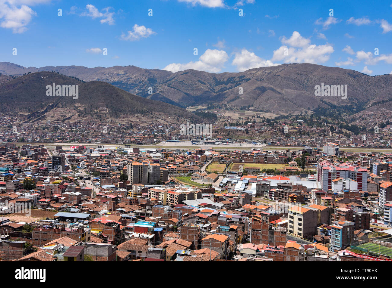 Vues de l'aéroport de Cusco et le district de Rumiwasi San Sebastien. Cusco, Pérou Banque D'Images