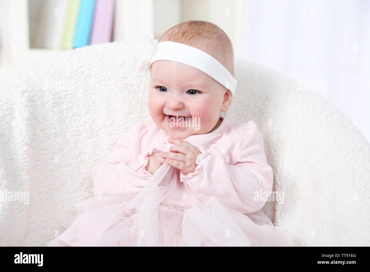 Mignon Bebe Fille En Robe Rose Assis En Fauteuil Sur Fond D Interieur Accueil Photo Stock Alamy