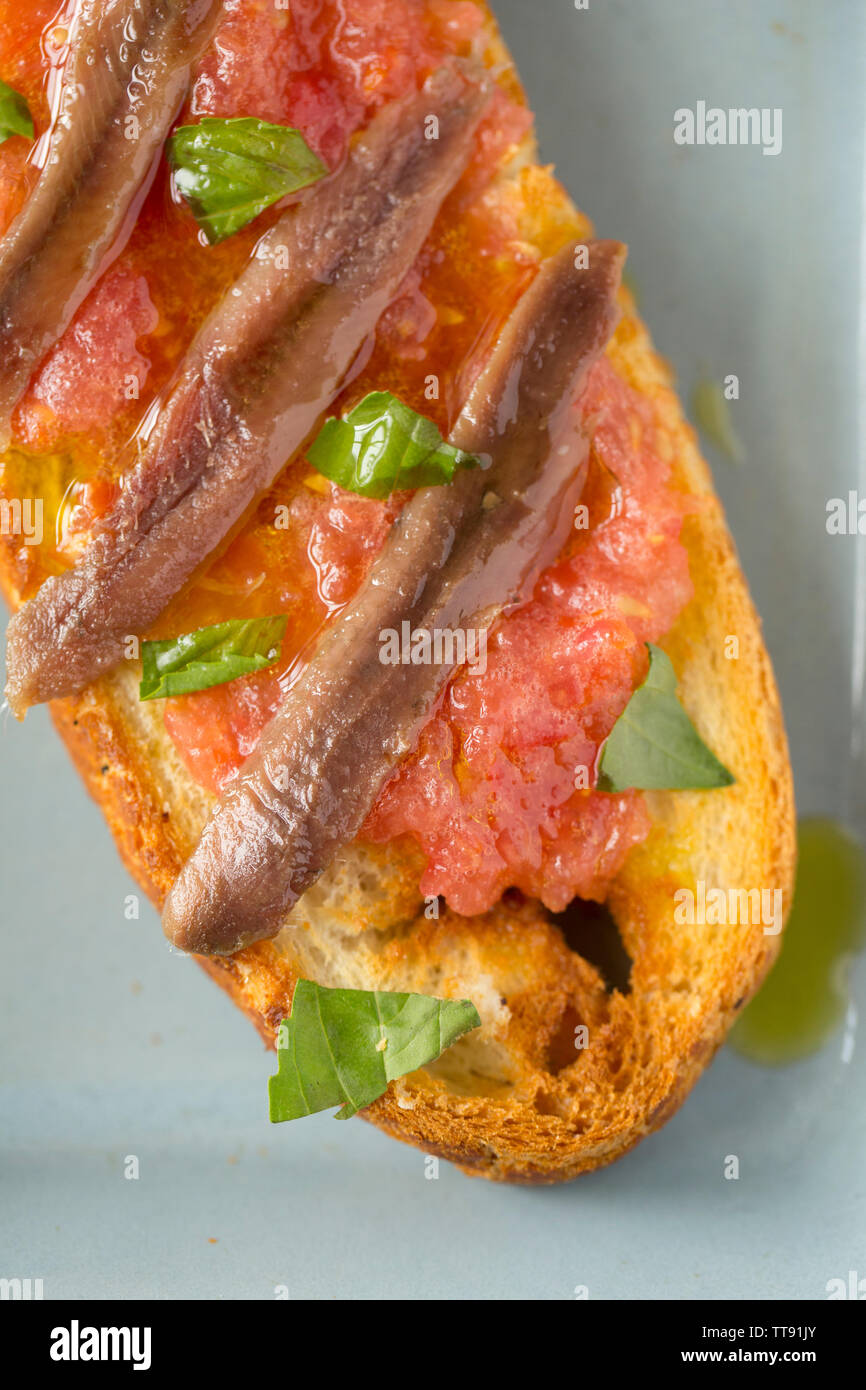 Un exemple de la Bruschetta qui est un plat italien composé de pain grillé, de l'huile d'olive et l'ail avec différentes garnitures. Dans ce cas, le pain a Banque D'Images