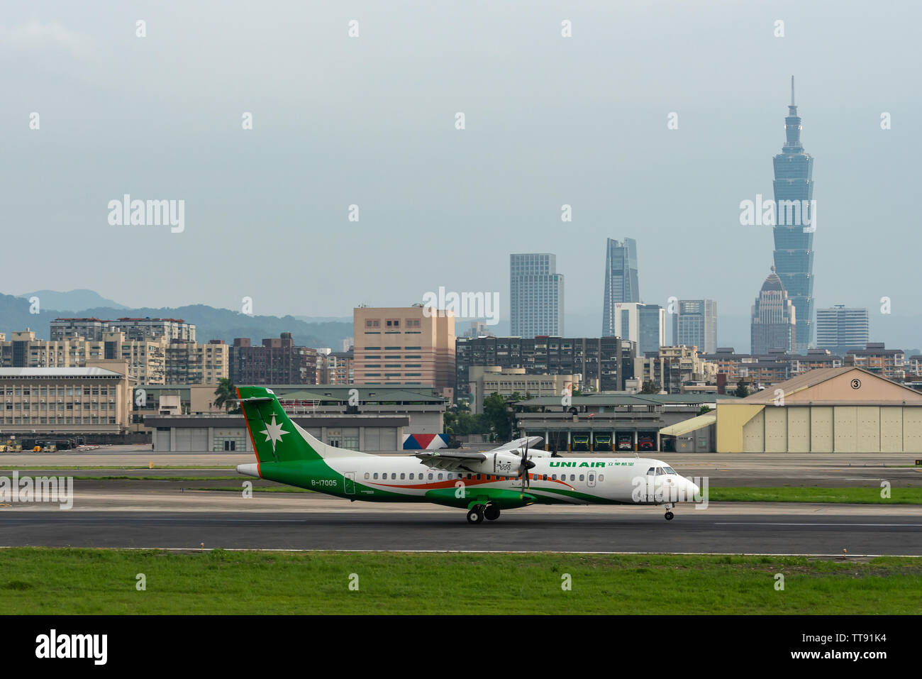 TAIPEI, TAIWAN - Le 18 mai 2019 : l'air UNI ATR ATR-72-600 l'atterrissage à l'aéroport de Songshan Taipei à Taipei, Taiwan. Banque D'Images
