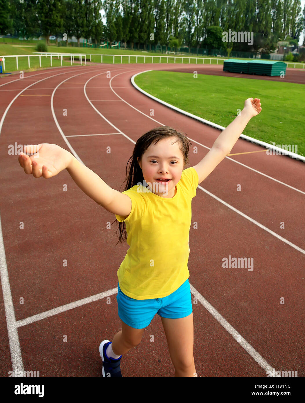 Petite fille s'amuser sur le stade Banque D'Images