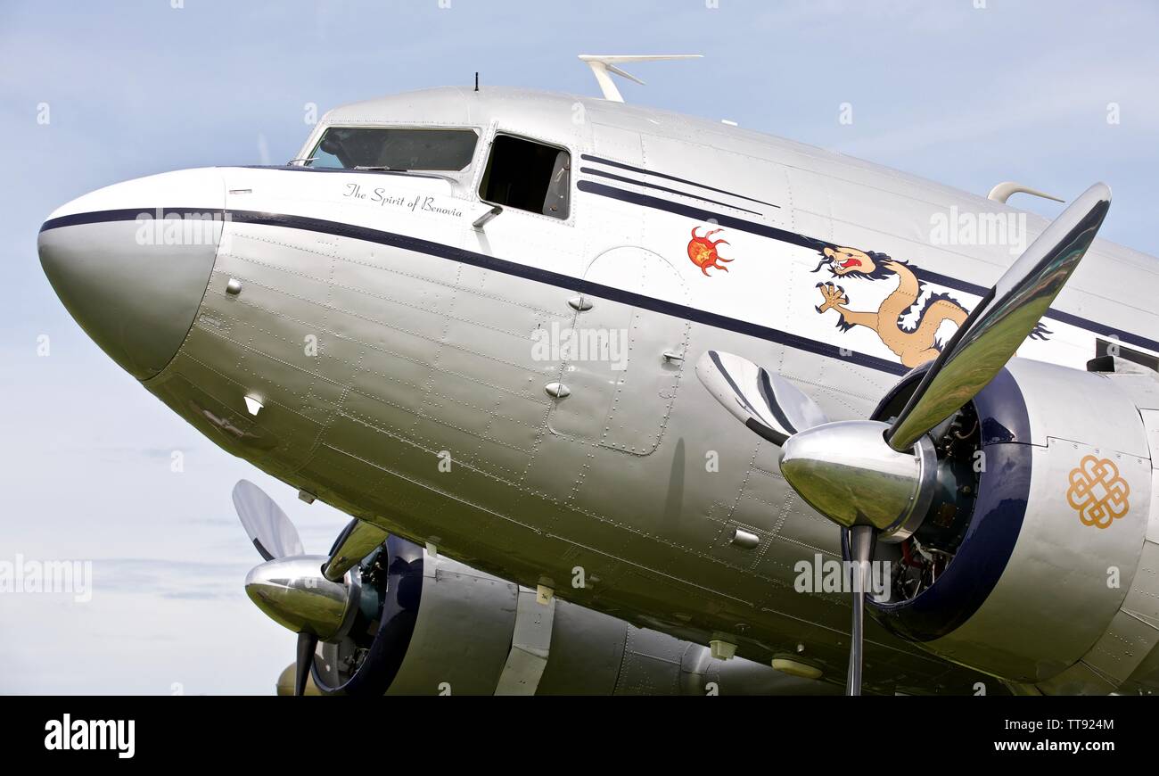 Douglas C-53 Skytrooper "l'esprit de Benovia" au Festival de l'air Shuttleworth pour commémorer le 75e anniversaire du Jour J Banque D'Images