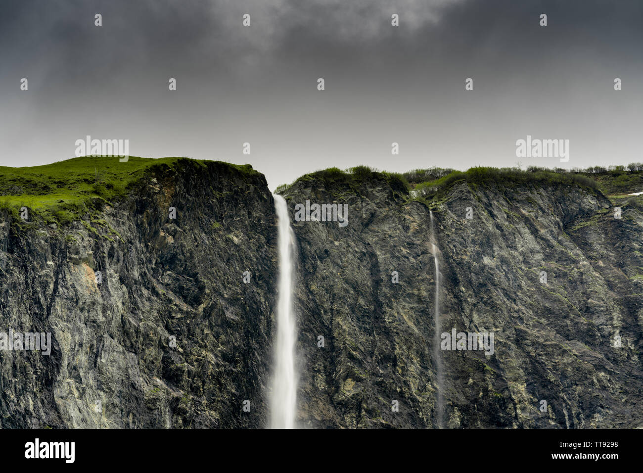 La cascade dans le Weisstannental Isengrind en Suisse cascades de la falaise sur un vert luxuriant couvert journée d'été Banque D'Images