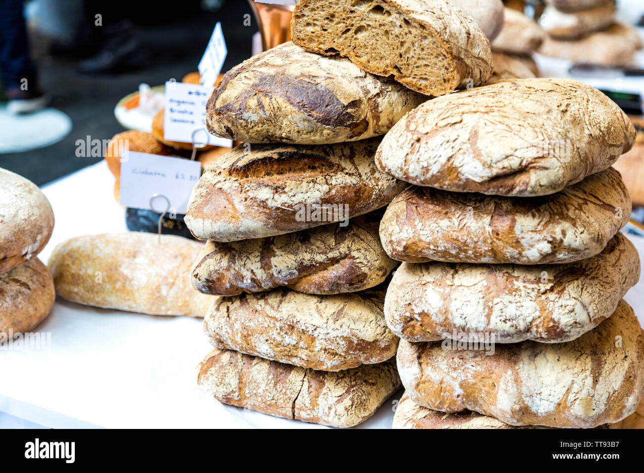 Pain frais pains à Borough Market, London, UK Banque D'Images