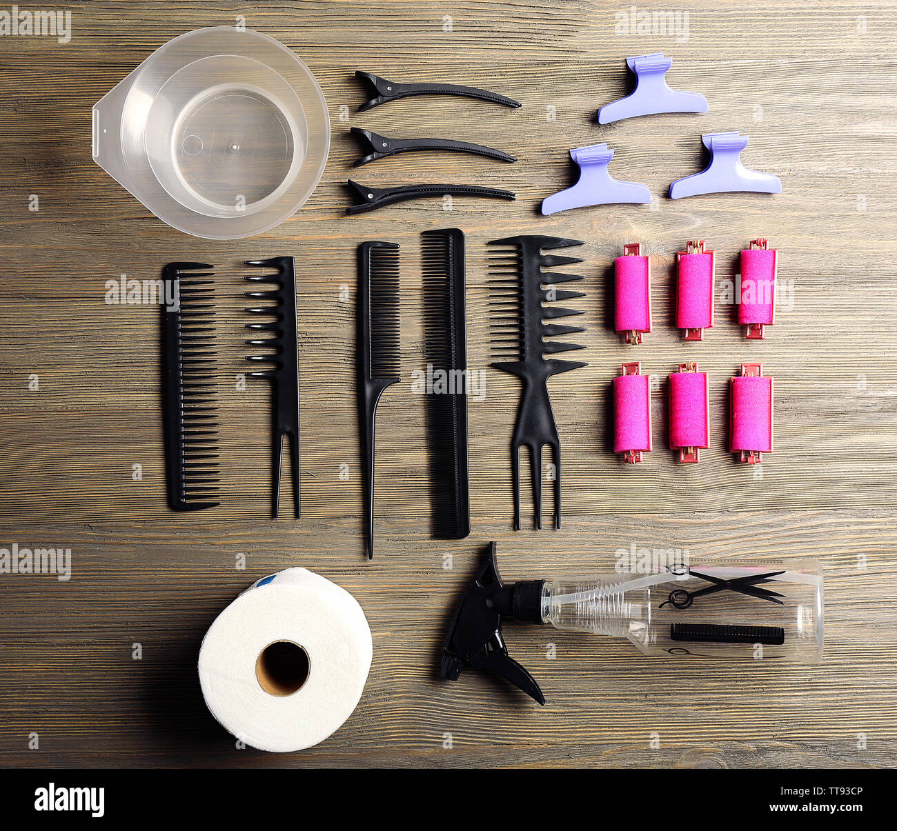 Outils de coiffure sur fond de bois Banque D'Images