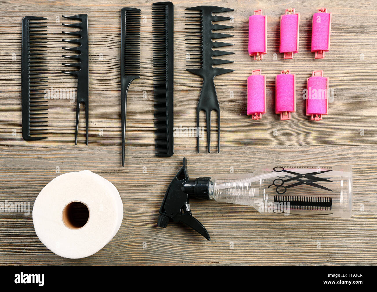 Outils de coiffure sur fond de bois Banque D'Images