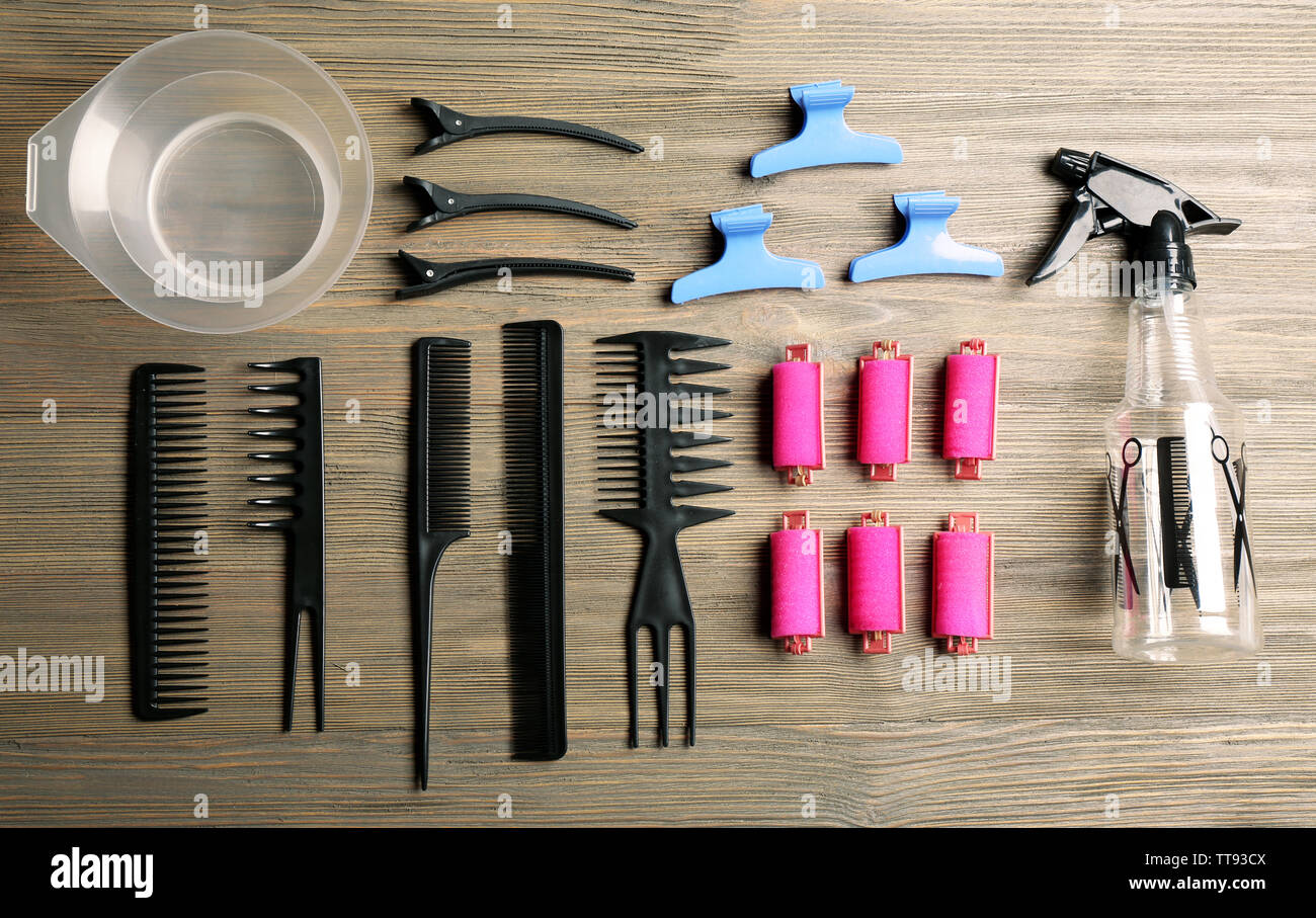 Outils de coiffure sur fond de bois Banque D'Images