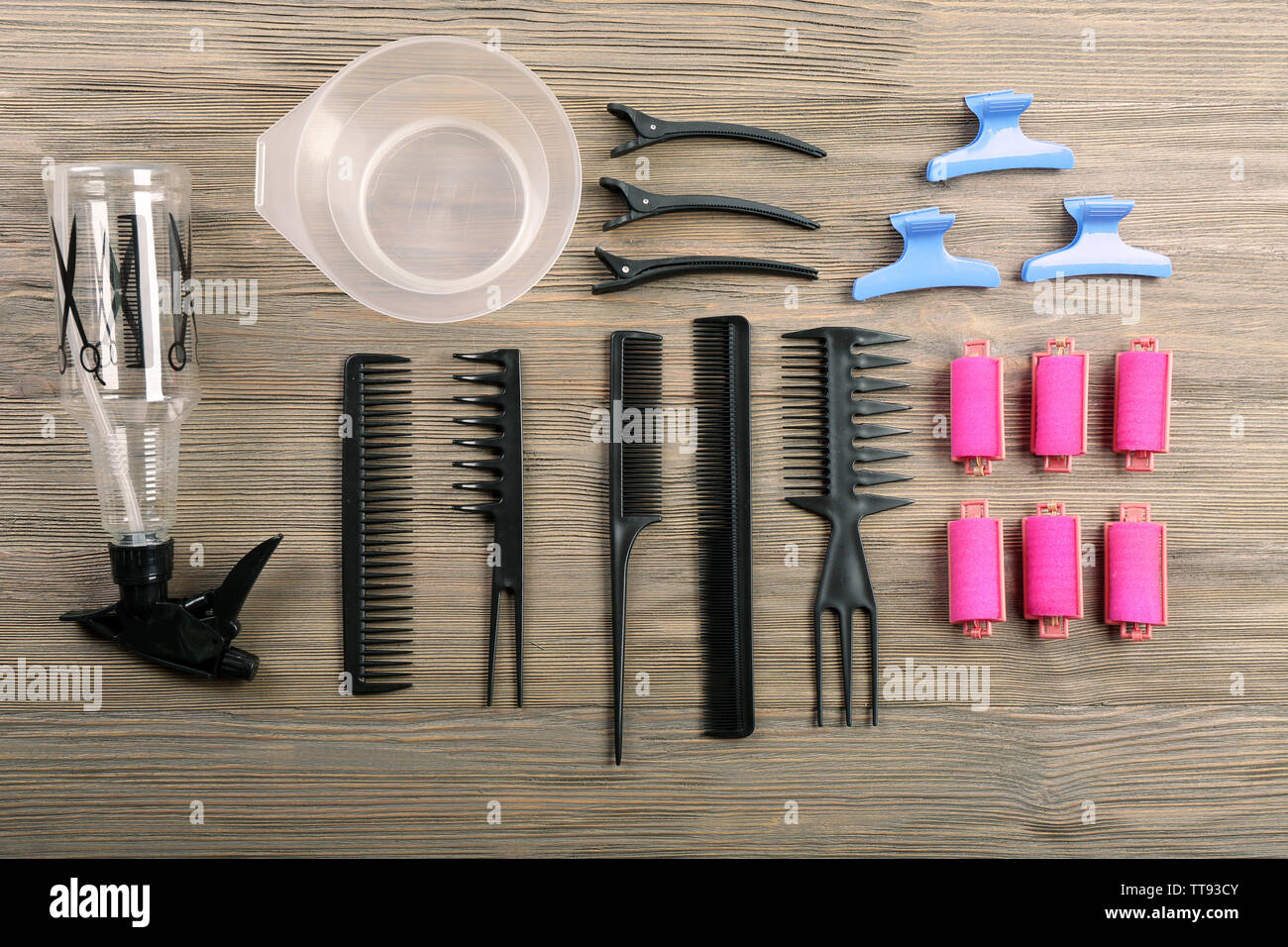 Outils de coiffure sur fond de bois Banque D'Images