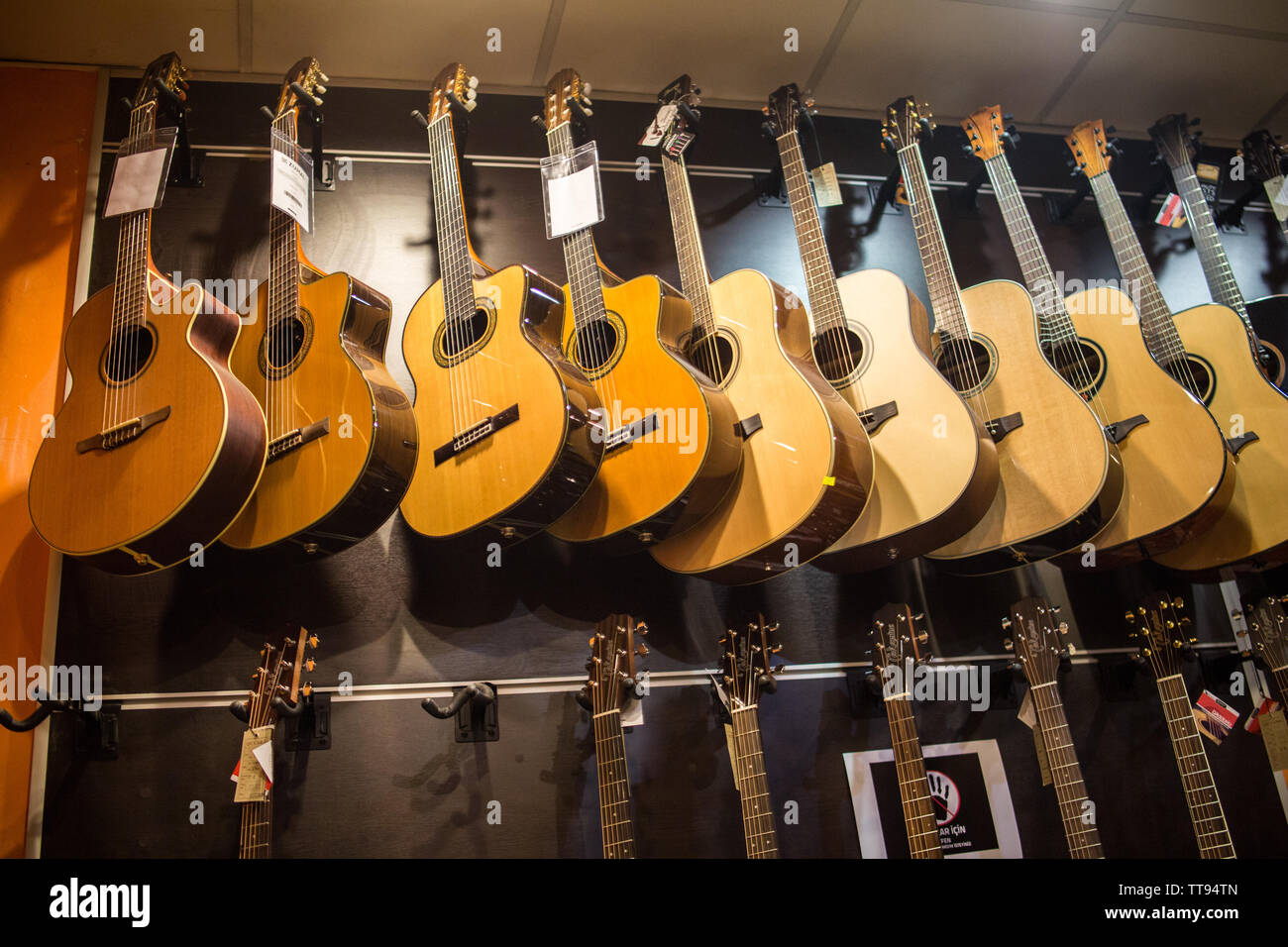 Guitare classique espagnole sur le mur pour la vente au magasin de musique  Photo Stock - Alamy