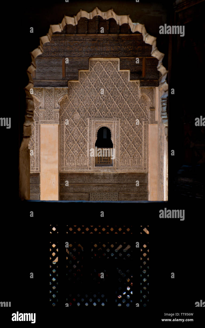 Portes et fenêtres décorées à la Medersa Ben Youssef à Marrakech, Maroc Banque D'Images
