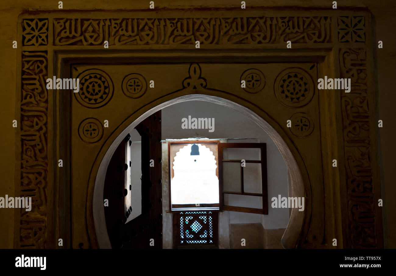Portes et fenêtres décorées à la Medersa Ben Youssef à Marrakech, Maroc Banque D'Images