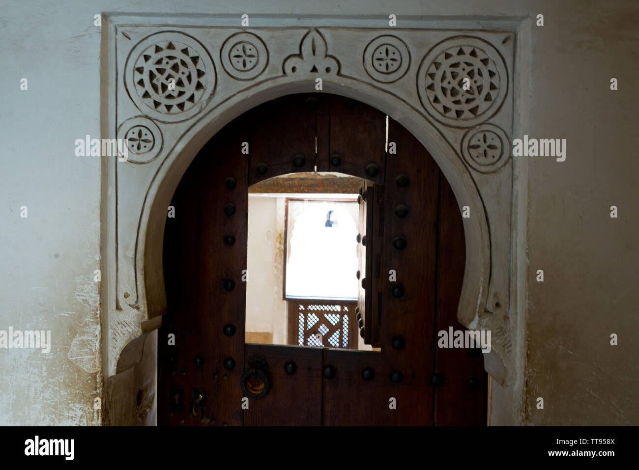 Portes et fenêtres décorées à la Medersa Ben Youssef à Marrakech, Maroc Banque D'Images